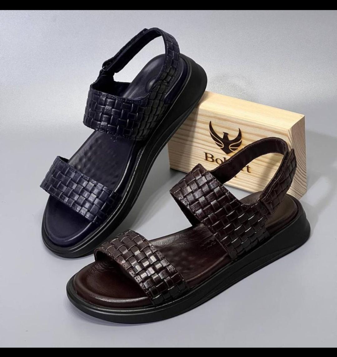 SANDALES EN CUIR MARRON