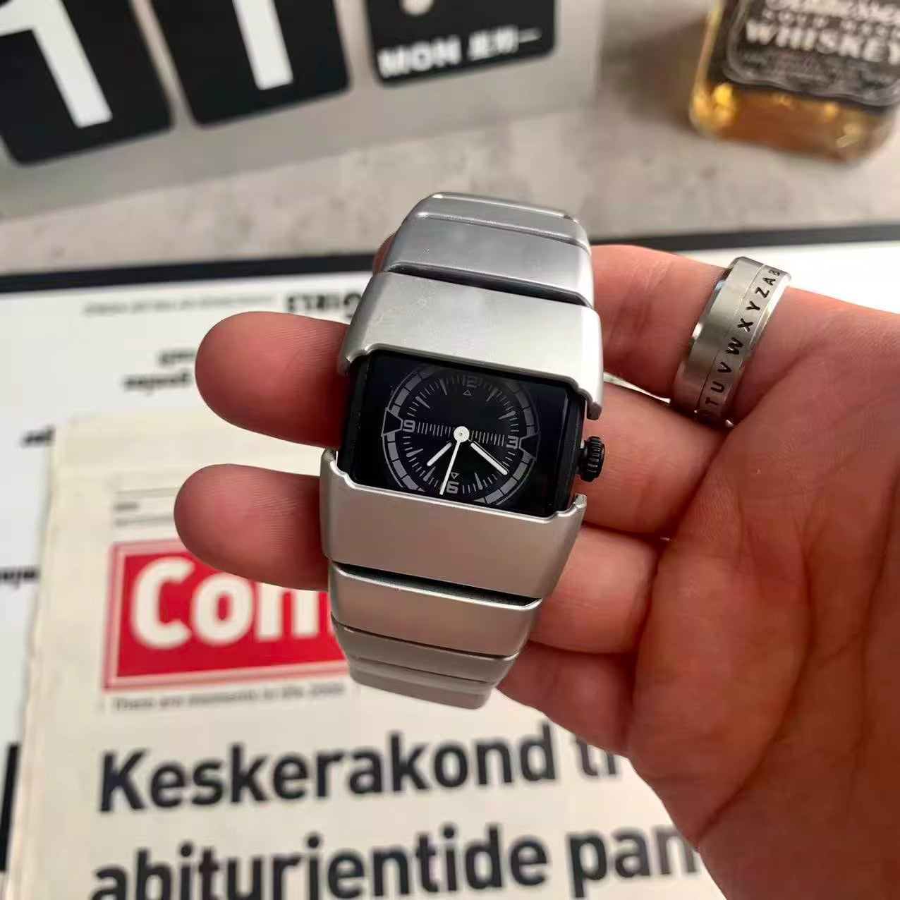 MONTRE HOMME DESIGN FUTURISTE