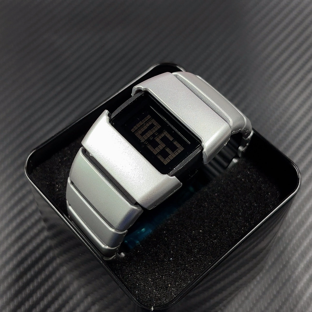 MONTRE DIGITALE FUTURISTE